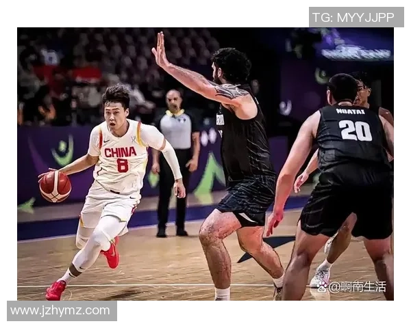 赵睿带领中国男篮奋勇拼搏展现青春力量与团队精神的精彩瞬间